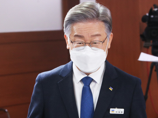 브리핑룸 들어서는 이재명 경기지사      (수원=연합뉴스) 홍기원 기자 = 더불어민주당 제20대 대통령 후보로 선출된 이재명 경기도지사가 12일 오후 경기도 수원시 경기도청에서 긴급 현안 기자회견을 위해 브리핑룸에 들어서고 있다. 2021.10.12      xanadu@yna.co.kr  (끝)